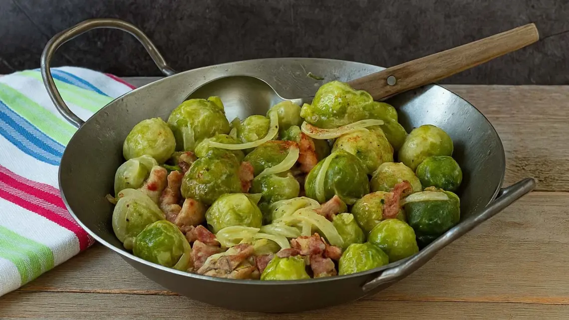 Choux de bruxelles à la crème et aux lardons