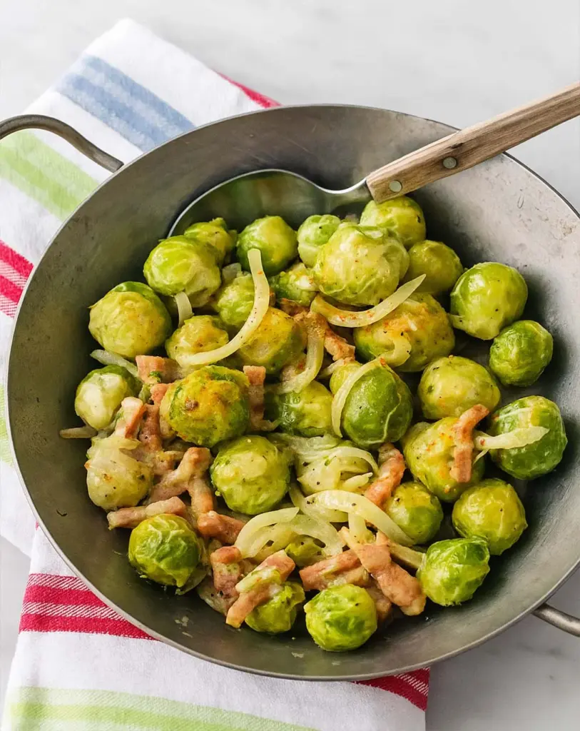 Choux de Bruxelles poêlés à la crème et lardons : savoureux et fondants