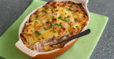 Gratin de chou-fleur, pommes de terre, fromage et jambon