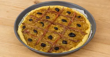 Pissaladière Niçoise : une spécialité emblématique de la cuisine provençale