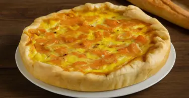 Quiche au saumon et poireaux recette facile et savoureuse pour toute la famille