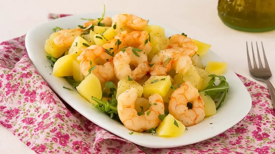 Salade de pommes de terre et crevettes : fraîche, légère et savoureuse