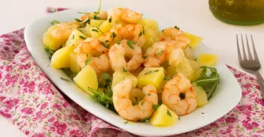 Salade de pommes de terre et crevettes : fraîche, légère et savoureuse