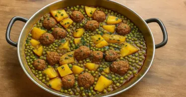 Tajine de viande hachée, petits pois et pommes de terre