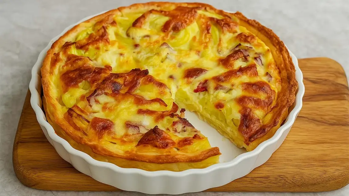 Tarte salée aux oignons caramélisés et aux pommes de terre