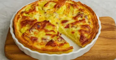 Tarte salée aux oignons caramélisés et aux pommes de terre