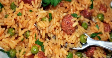 Riz aux saucisses et petits pois