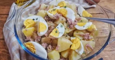 Salade de pommes de terre au thon et aux œufs frais