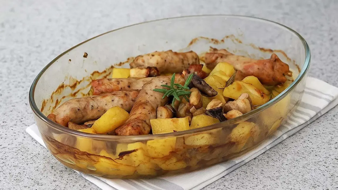 Saucisses champignons et pommes de terre au four