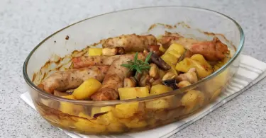Saucisses champignons et pommes de terre au four