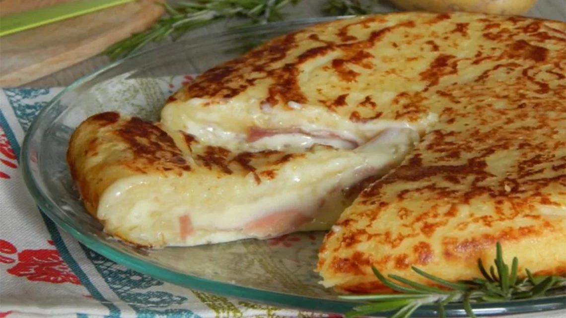 Gâteau de pommes de terre farcie dans une poêle