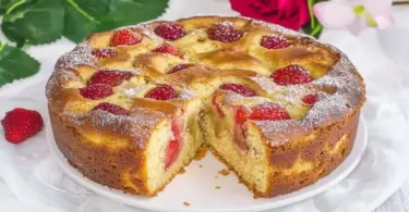 Gâteau facile à la rhubarbe et aux fraises
