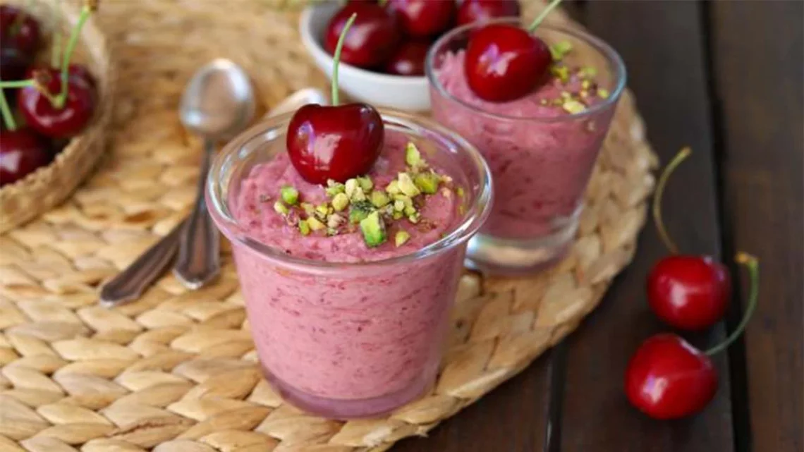 Mousse aux cerises est un dessert léger