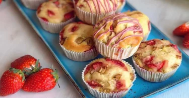 Muffins à la fraise et à la rhubarbe
