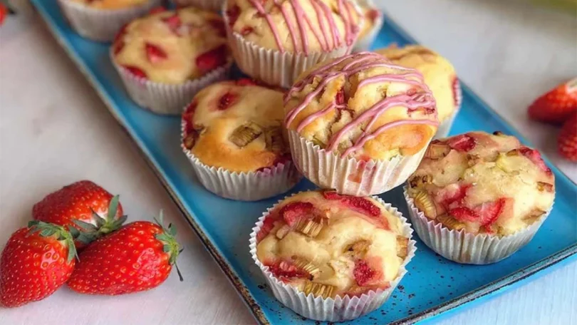 Muffins à la fraise et à la rhubarbe