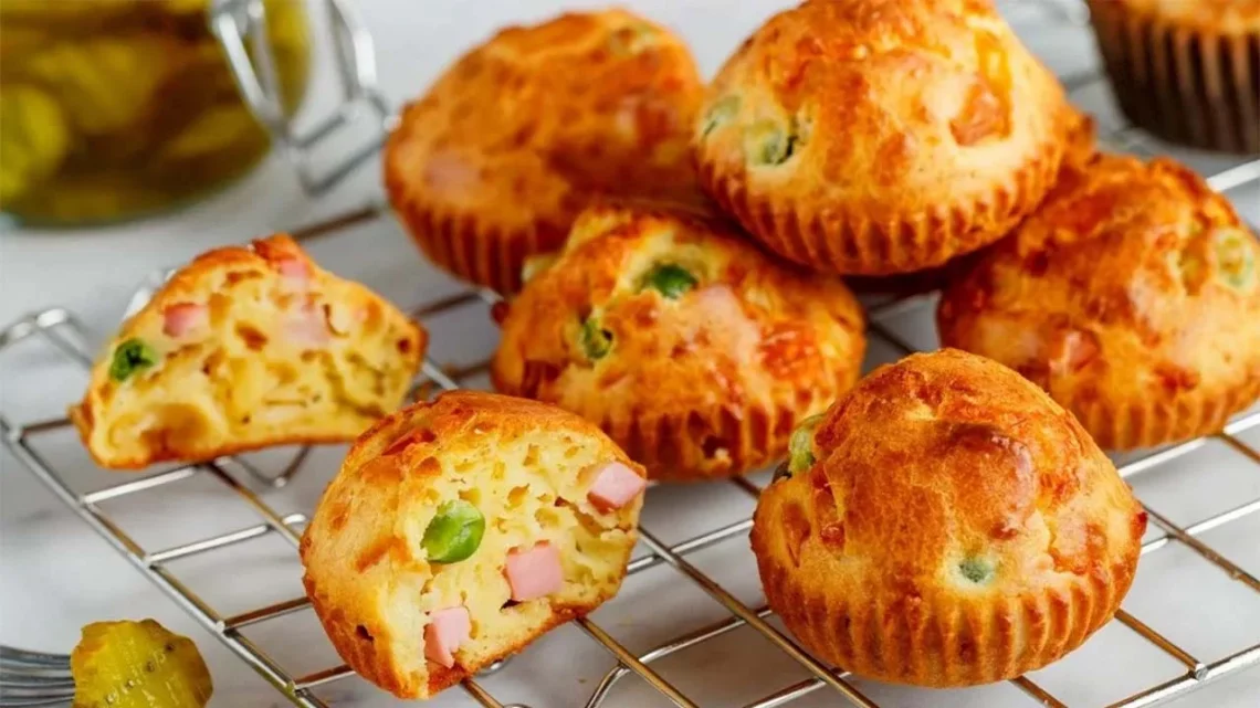 Muffins aux petits pois, jambon et parmesan