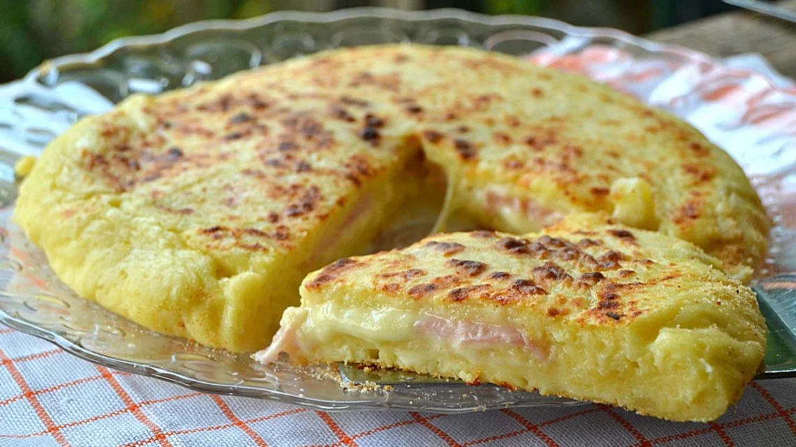 Pizza de pommes de terre, fromage et jambon