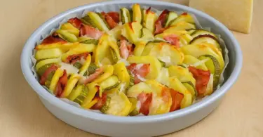 Plat de pommes de terre, courgettes, jambon et parmesan au four