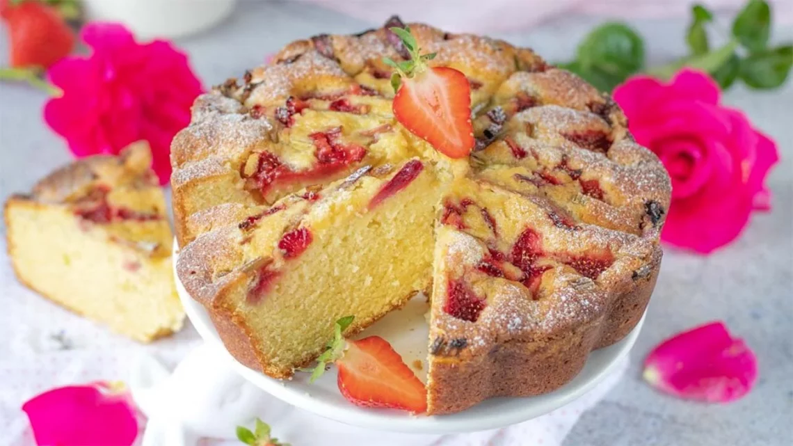 Gâteau facile à la rhubarbe et aux fraises