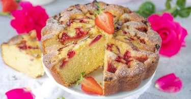 Gâteau facile à la rhubarbe et aux fraises