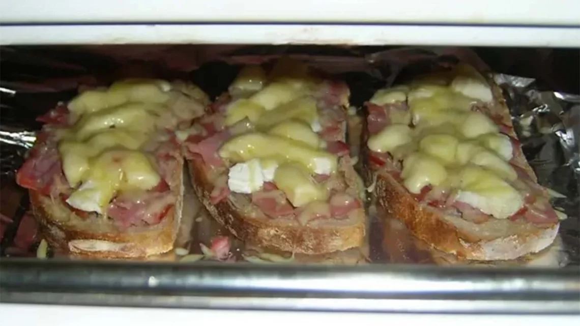 Tartines au bacon et trois fromages