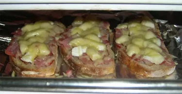 Tartines au bacon et trois fromages