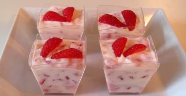 Tiramisu aux fraises en portions individuelles