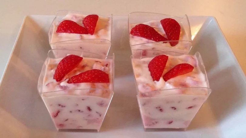 Tiramisu aux fraises en portions individuelles