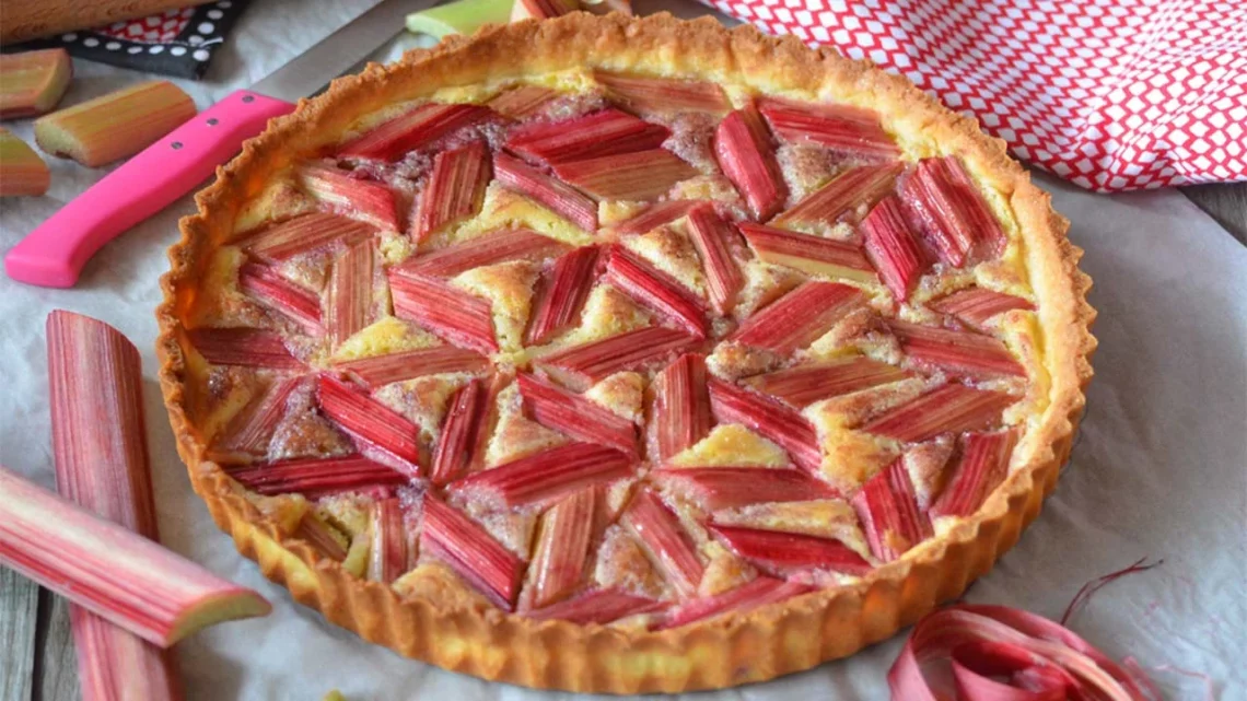 La tarte à la rhubarbe et crème d'amande, avec sa combinaison harmonieuse de saveurs acidulées et douces, représente un classique revisité qui ravit les palais à la recherche de fraîcheur et de réconfort. Cette recette est l'incarnation parfaite du printemps, où la rhubarbe, souvent négligée, prend toute sa splendeur, contrastée par la douceur veloutée de la crème d'amande. C’est une invitation à redécouvrir les saveurs authentiques à travers un dessert à la fois rustique et raffiné. Dans cette recette, chaque bouchée est un véritable voyage sensoriel. La préparation commence par une pâte sablée croustillante qui sert de base solide et beurrée, sur laquelle repose une couche généreuse de crème d'amande moelleuse et aromatique. Ensuite, des tronçons de rhubarbe fraîchement coupés sont disposés avec soin pour offrir ce goût caractéristique qui pique curieusement la langue tout en apportant une explosion de fraîcheur. Le contraste entre la rhubarbe acidulée et la crème d'amande est simplement exquis. Pour ceux qui cherchent à impressionner lors d'un dîner ou à ajouter une touche d'originalité à leur menu de desserts, cette tarte est une promesse de satisfaction. Non seulement elle est esthétiquement plaisante avec ses teintes de rose et de rouge vibrant, mais elle est également incroyablement versatile, se mariant parfaitement avec une boule de glace vanille ou une cuillérée de crème fraîche. Suivez-moi dans les paragraphes suivants pour découvrir comment maîtriser cette délicieuse tarte à la rhubarbe et crème d'amande, et préparez-vous à recevoir les compliments de vos convives! Ingrédients: Pâte sucrée de Pierre Hermé: Les quantités ci-dessous permettent de faire 2 tartes pour un cercle de 24 cm de diamètre. Vous pouvez congeler l'autre moitié pour faire une autre tarte, par exemple une tarte aux fraises. 140 g de beurre mou 75 g de sucre glace 2 g de sel 1 oeuf 25 g de poudre d'amande 250 g de farine Crème d'amande: 60 g de beurre mou 60 g de sucre en poudre 60 g de poudre d'amande 1 oeuf 10 g de farine 5 tiges de rhubarbe de la même largeur 2 CS de sucre en poudre 2 CS de gelée de fruit ou de confiture de votre choix (rhubarbe, abricot, fruit rouge…) Préparation: Préparer la pâte sucrée (peut se préparer la veille): Dans le bol du robot et à l'aide de la feuille, battre le beurre, le sucre et le sel pour obtenir une pommade. Ajoutez l'œuf et la poudre d'amande et continuer à battre jusqu'à l'obtention d'une préparation crémeuse. Ajoutez la farine tamisée et mélangez jusqu'à obtenir une boule de pâte homogène. La boule de pâte se forme rapidement, évitez de trop pétrir la pâte. Filmez et réservez 2 heures au réfrigérateur. Préparation de la crème d'amande: Travaillez le beurre en pommade avec le sucre à la main à l'aide d'une spatule ou au robot à l'aide de la feuille. Incorporez la poudre d'amande. Mélangez. Incorporez l'œuf. Mélangez. Ajoutez la farine et mélangez pour obtenir une crème. Réservez au réfrigérateur. Montage de la tarte: Foncez un moule à tarte ou un cercle à pâtisserie avec la pâte sucrée. Piquez la pâte avec une fourchette et réservez au réfrigérateur. Coupez chaque extrémité des tiges de rhubarbe et épluchez chaque tige. Coupez des tronçons de la même longueur. J'ai disposé mes tronçons dans un cercle de la même taille que mon moule pour préparer à l'avance la forma géométrique. Préchauffez le four th.180°C. Sortez la pâte sucrée et la crème d'amande du réfrigérateur. A l'aide d'une spatule étalez la crème d'amande sur la pâte sucrée. Disposez vos morceaux de rhubarbe à l'identique, comme vous les avez préparé au préalable. Saupoudrez le dessus de la tarte de sucre en poudre. Enfournez pendant 30 minutes environ th.180°C. Sortez la tarte du four. Démoulez-là encore tiède. Tarte rhubarbe et crème d'amande