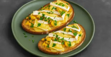 Tartines aux pommes et au camembert coulant