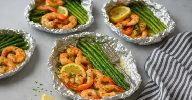 Crevettes et asperges en papillote avec sauce au beurre citronné à l'ail