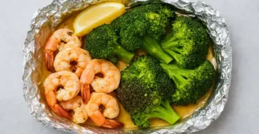 Crevettes et brocolis en papillote au beurre citron-ail
