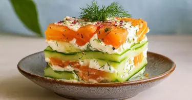 Lasagnes froides de concombre au saumon fumé : recette légère et sans cuisson