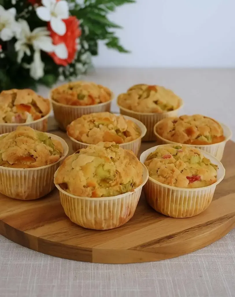 Muffins à la rhubarbe avec crumble croustillant : moelleux et fruités