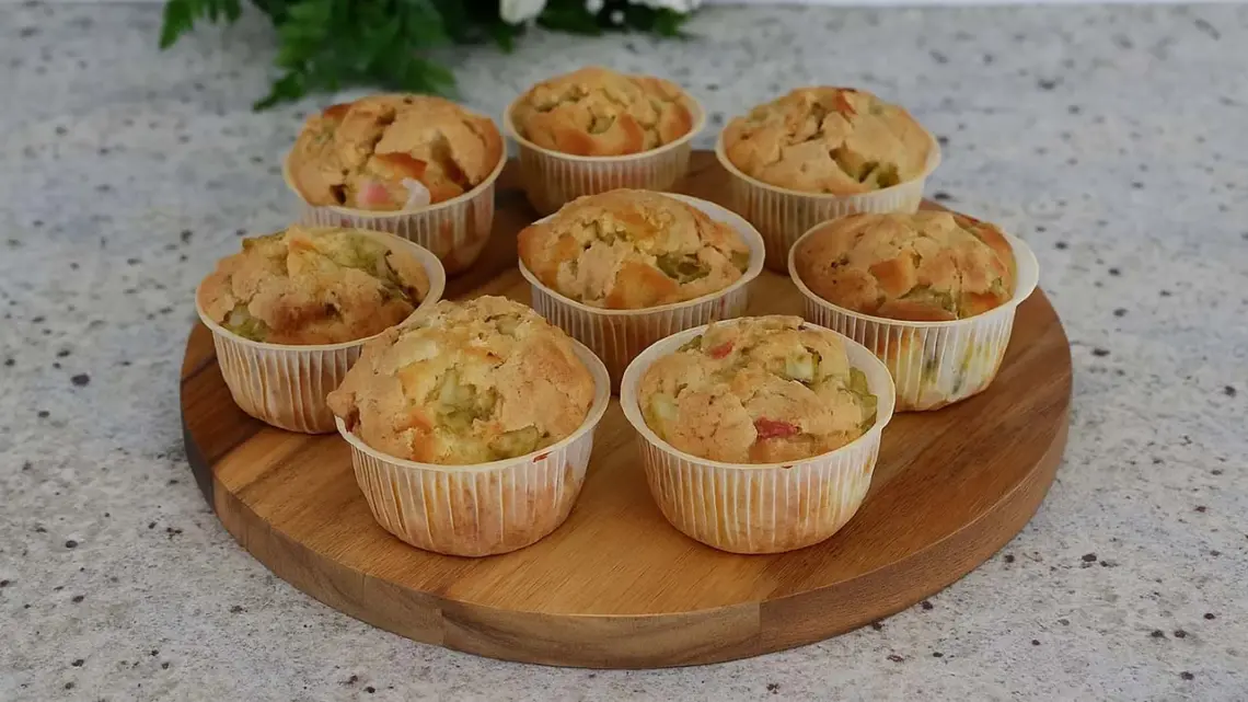 Muffins à la rhubarbe avec crumble croustillant : moelleux et fruités