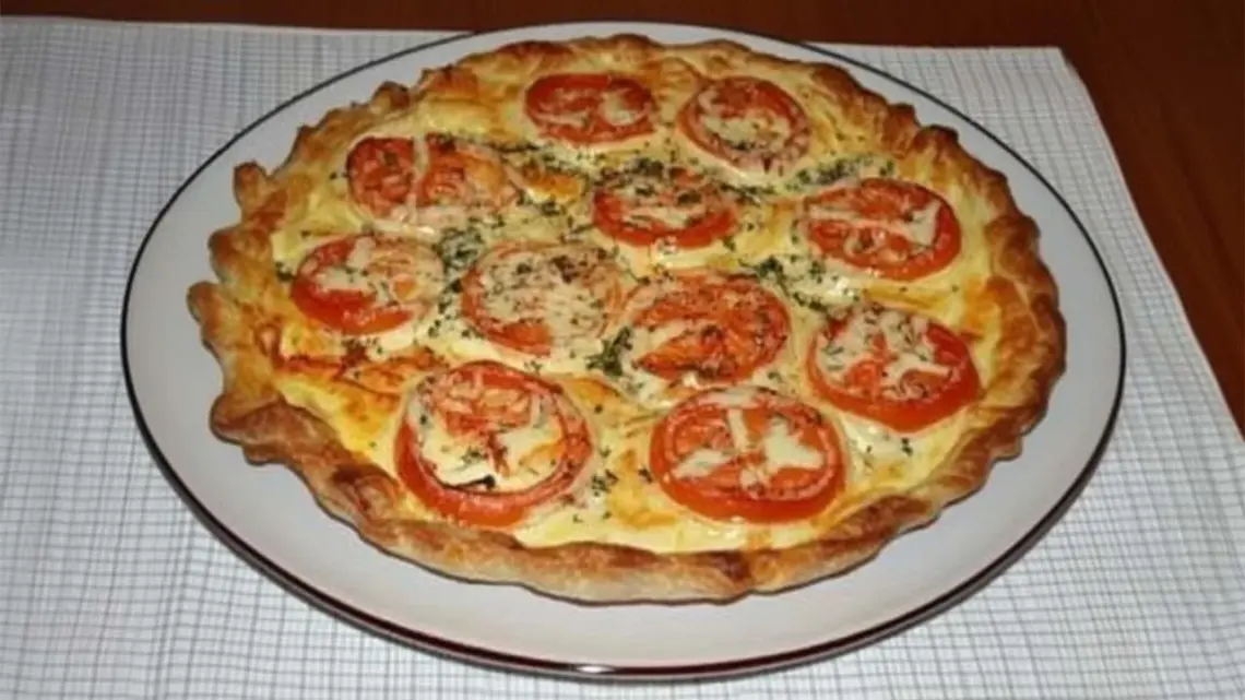 Quiche au thon, courgette et tomate : recette légère et savoureuse