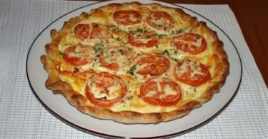 Quiche au thon, courgette et tomate : recette légère et savoureuse