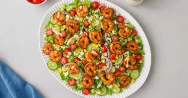 Salade de crevettes grillées, sauce légère au yaourt grec