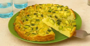 Clafoutis aux courgettes et parmesan : une recette salée légère et savoureuse