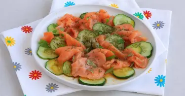 Entrée fraîche au saumon fumé et concombre : recette express et légère