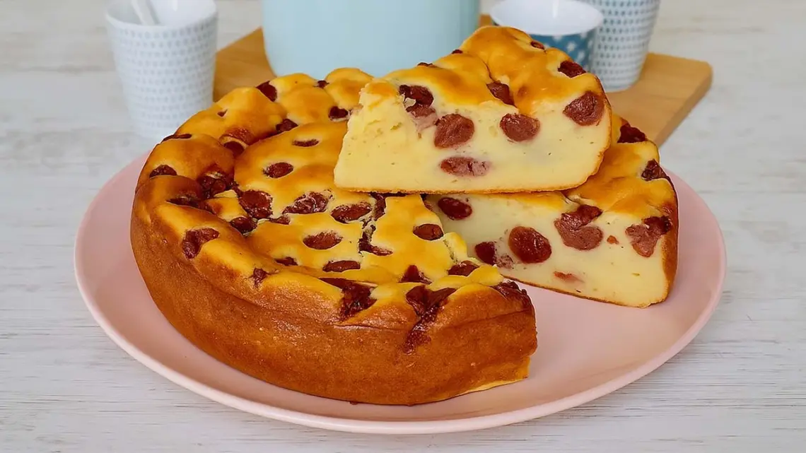 Gâteau au fromage blanc et cerises moelleux : une recette légère et fruitée