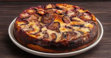 Gâteau brioché aux prunes moelleux : la recette de saison facile et gourmande