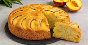 Gâteau moelleux aux pêches fraîches : une recette facile et rapide pour l’été