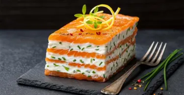 Mille-feuille de saumon fumé au mascarpone citronné : une entrée raffinée et facile