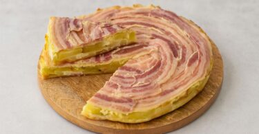 Quiche tatin aux pommes de terre, lard et chèvre : une recette originale et savoureuse