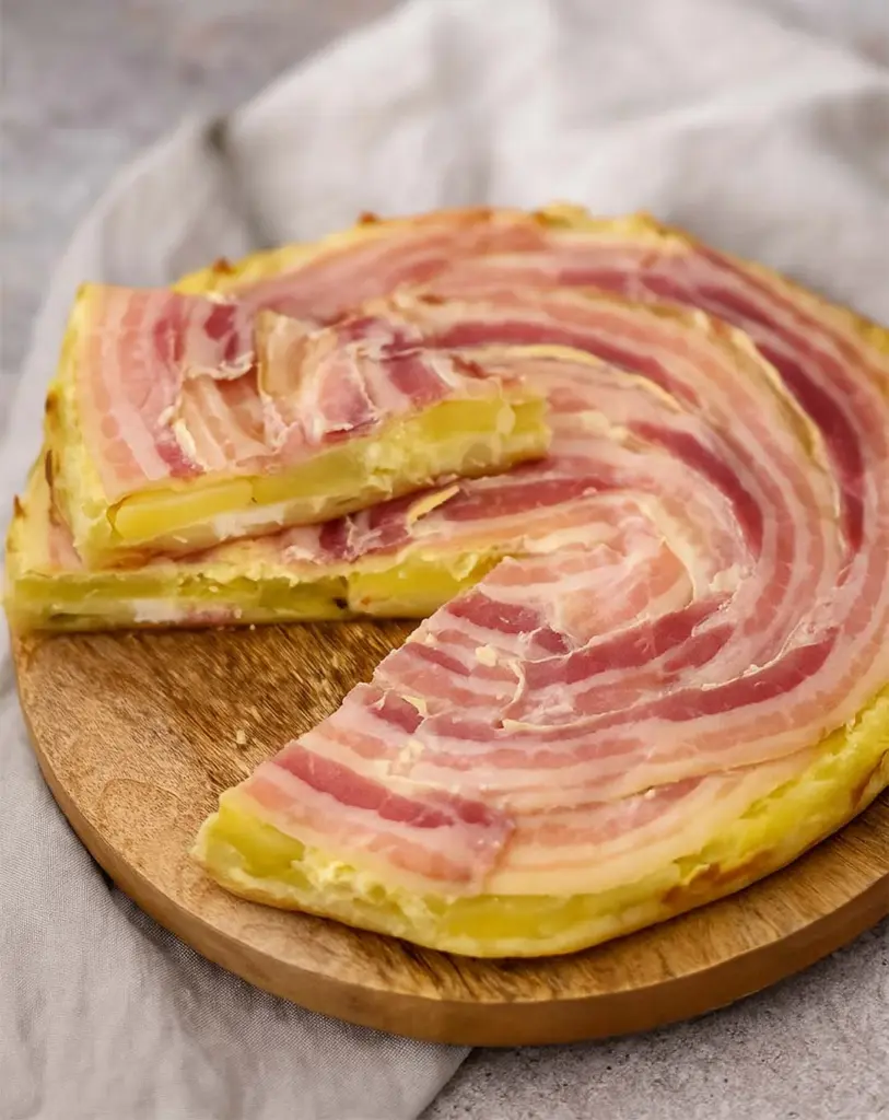 Quiche tatin aux pommes de terre, lard et chèvre : une recette originale et savoureuse