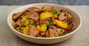 Salade de pommes de terre à la saucisse fumée : une recette rustique