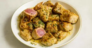 Thon rouge mariné au citron vert, miel et piment : une recette savoureuse