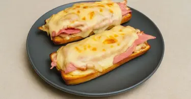 Baguette raclette gratinée au jambon et oignons caramélisés