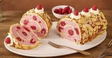 Bûche au mascarpone, chocolat blanc et framboises : un dessert de Noël raffiné et gourmand